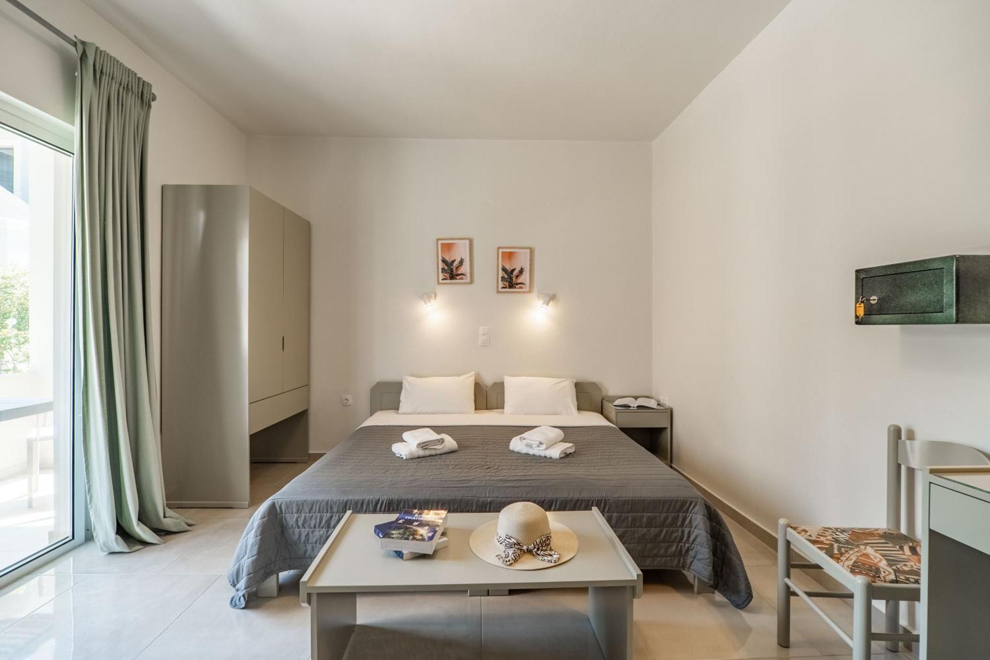 Manos Beachside Apartments Agia Marina 客房 照片