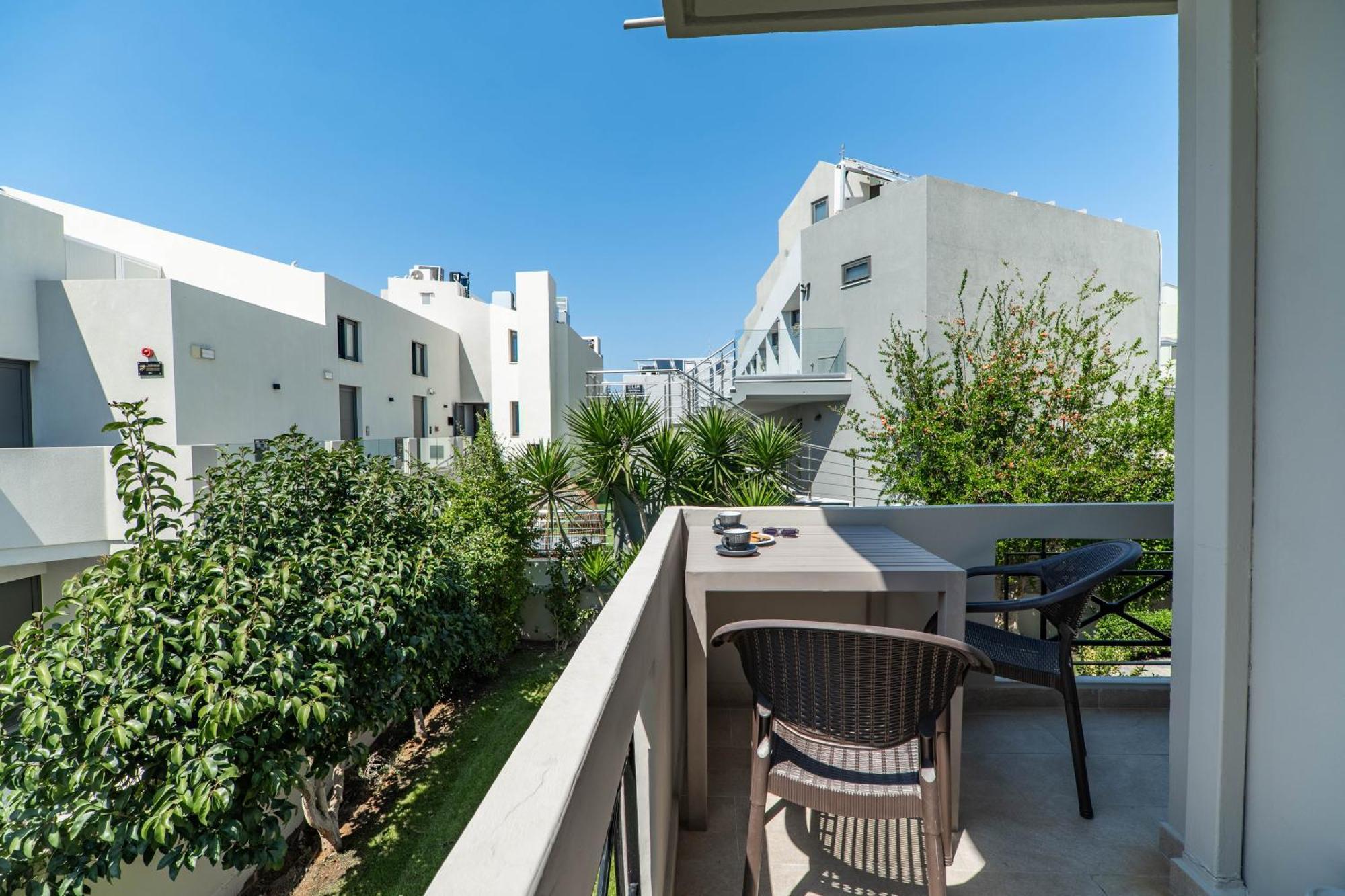 Manos Beachside Apartments Agia Marina 外观 照片